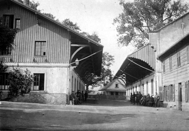 cour_des_éclopés